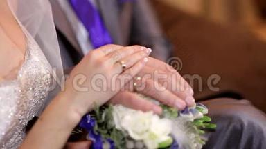 两个漂亮的结婚戒指在深紫色的背景上